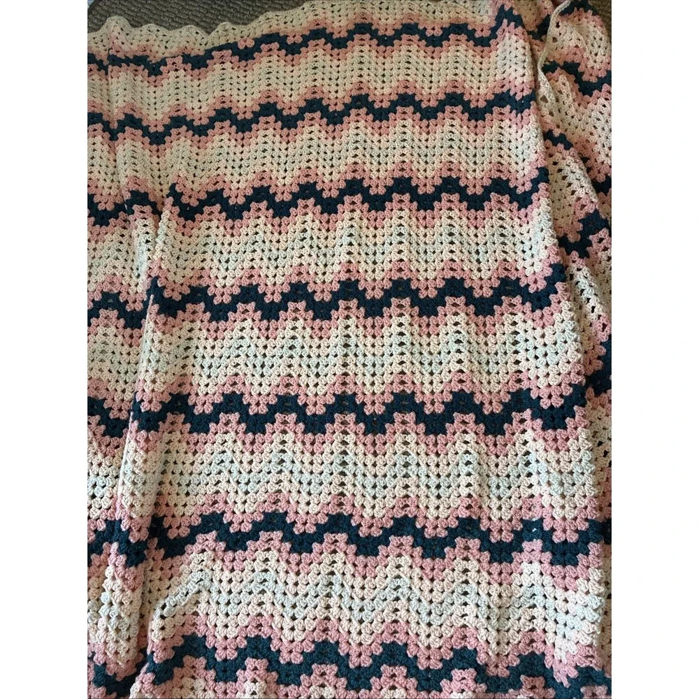 VTG Handmade Crochet Afghan Blanket Chevron Peaches & Navy 69